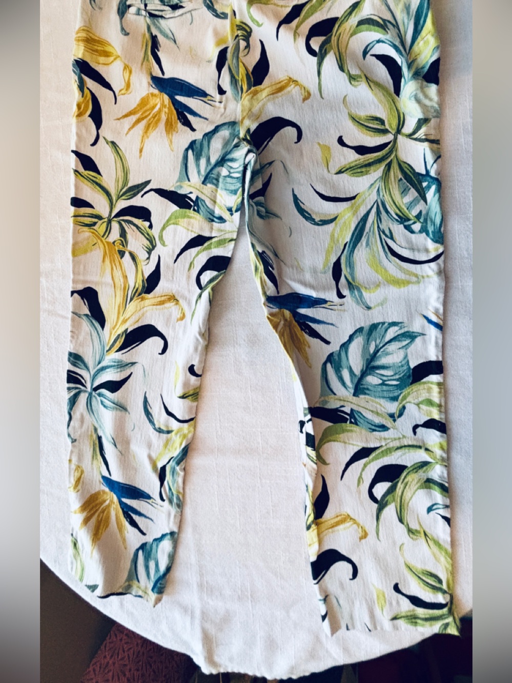 Chico's Leaf-Print Cropped Pants - White, Green & Blue Chico’s Size 2 - Picture 3 of 8